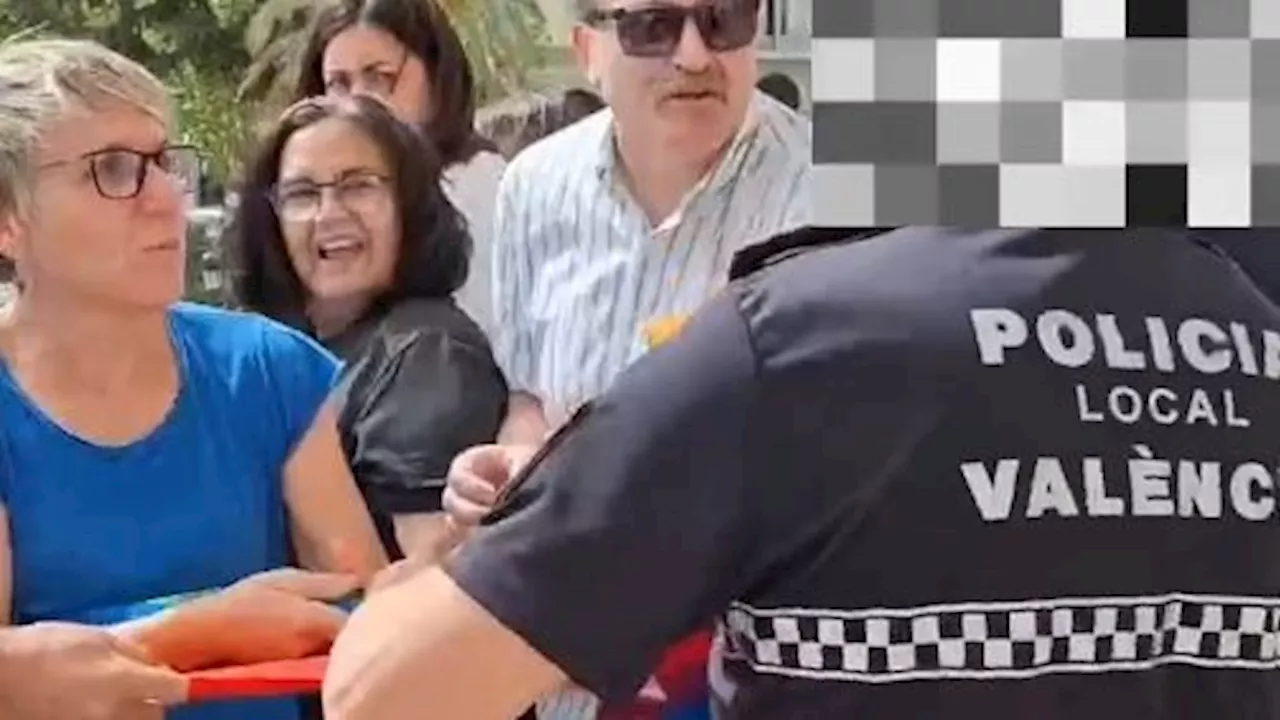 Despliegan la bandera del Orgullo en el balcón del Ayuntamiento de Valencia