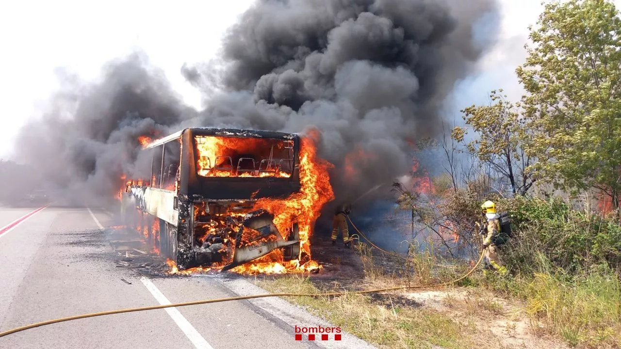 Un autobús incendiado en Montblanc obliga a evacuar un camping y a cortar el AVE