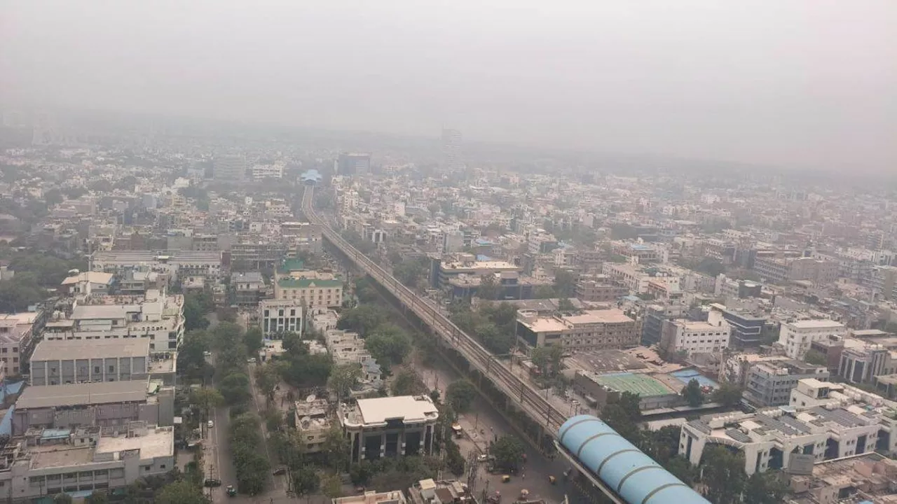 Delhi Weather Update: दिल्ली-NCR में बदला मौसम, छाए काले बादल; बारिश के बने आसार