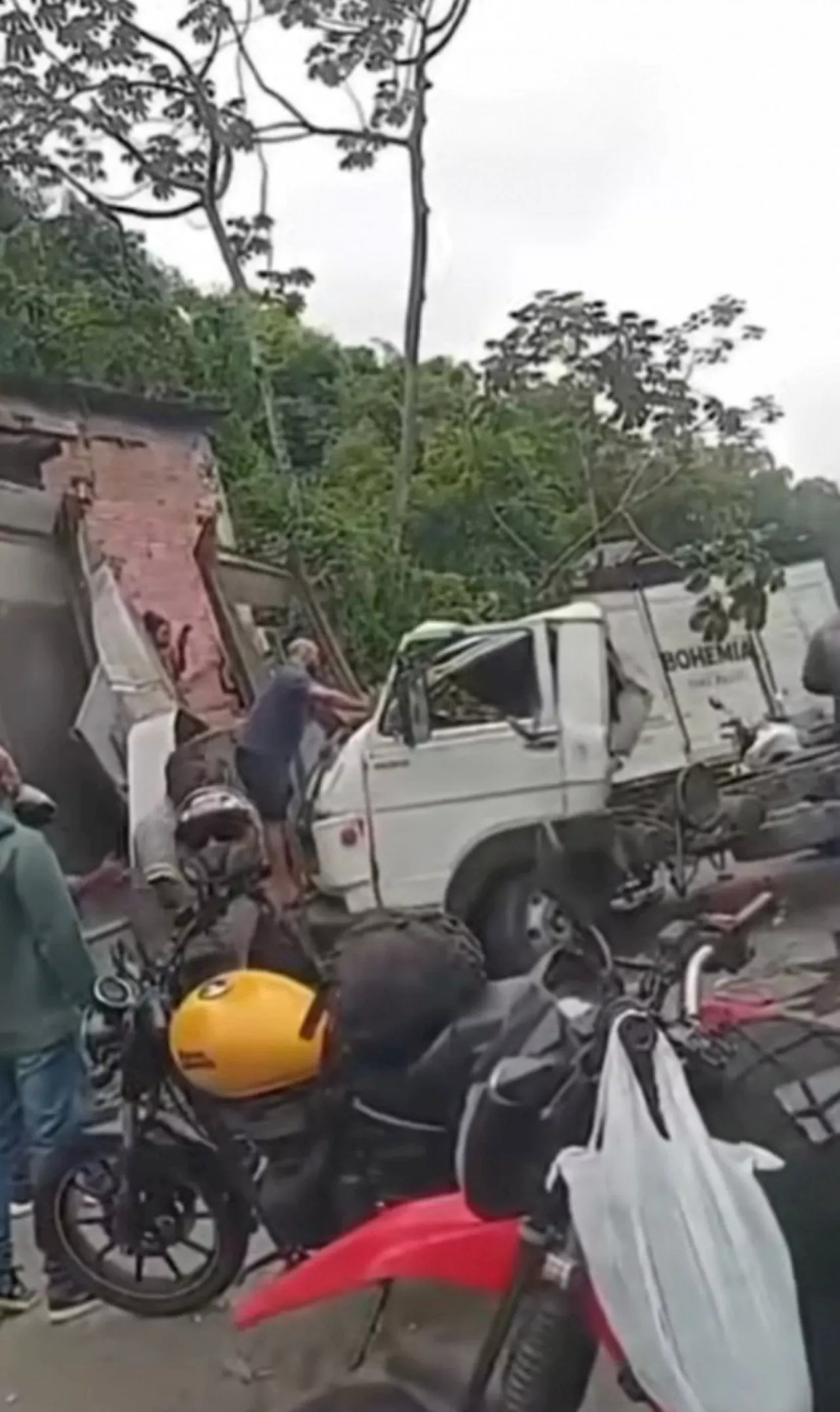 Acidente envolvendo dois caminhões deixa um morto e dois feridos na Linha Amarela