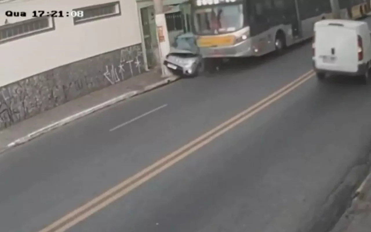 Motorista escapa por segundos de ser esmagado contra poste por ônibus em São Paulo; veja!