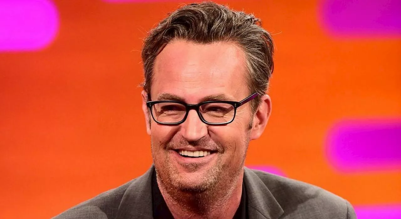 Matthew Perry, indagini quasi concluse: «Diverse persone rischiano accuse». Le rivelazioni di una fonte nella