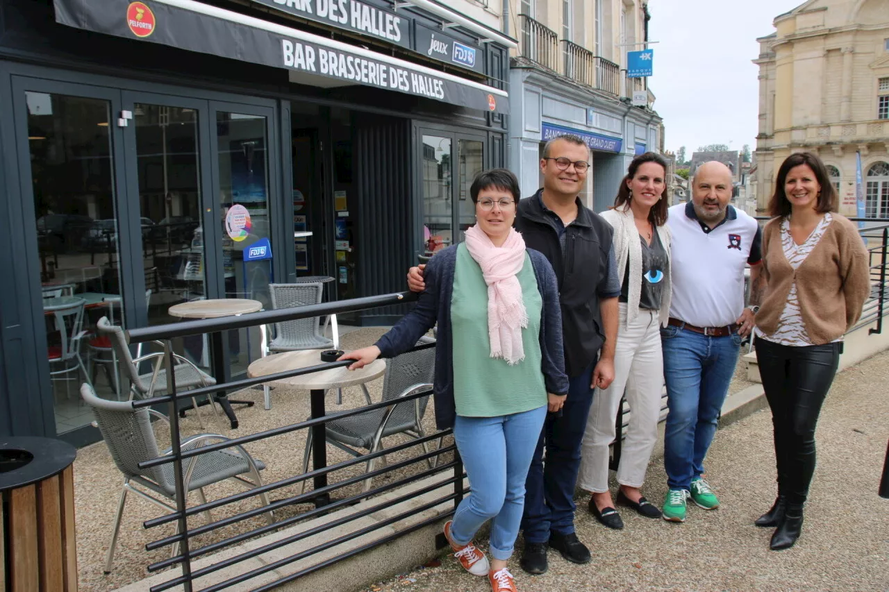 Deux couples d'amis reprennent le bar brasserie Des Halles à Mamers