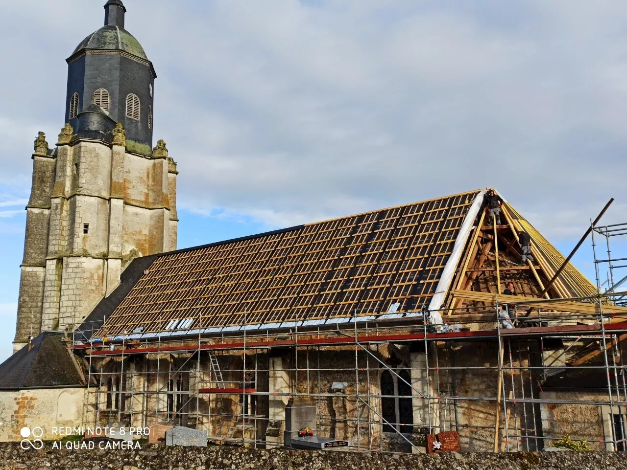 Opération blanche pour le toit de l'église de Saint-Hilaire-le-Châtel