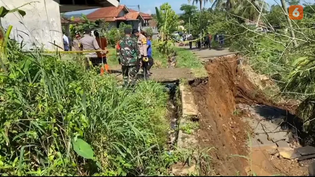 Longsor Putus Jalan Alternatif Dua Kecamatan di Sukabumi