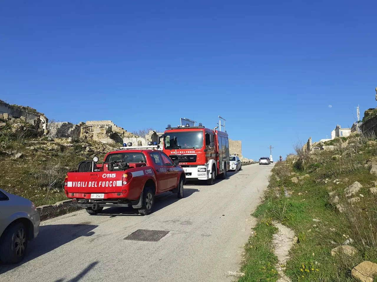 Siracusa, donna e bambino di 10 anni cadono in pozzo: morto