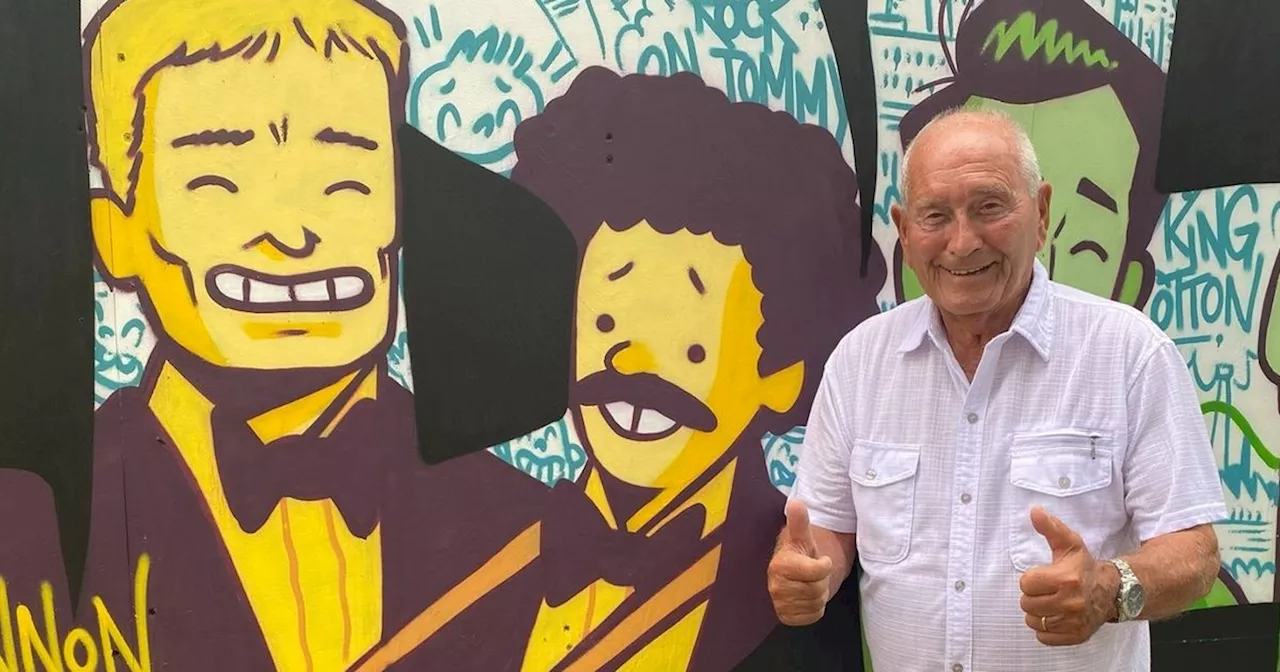 Comedy legend Tommy Cannon visits ‘fantastic’ mural featuring Oldham heroes