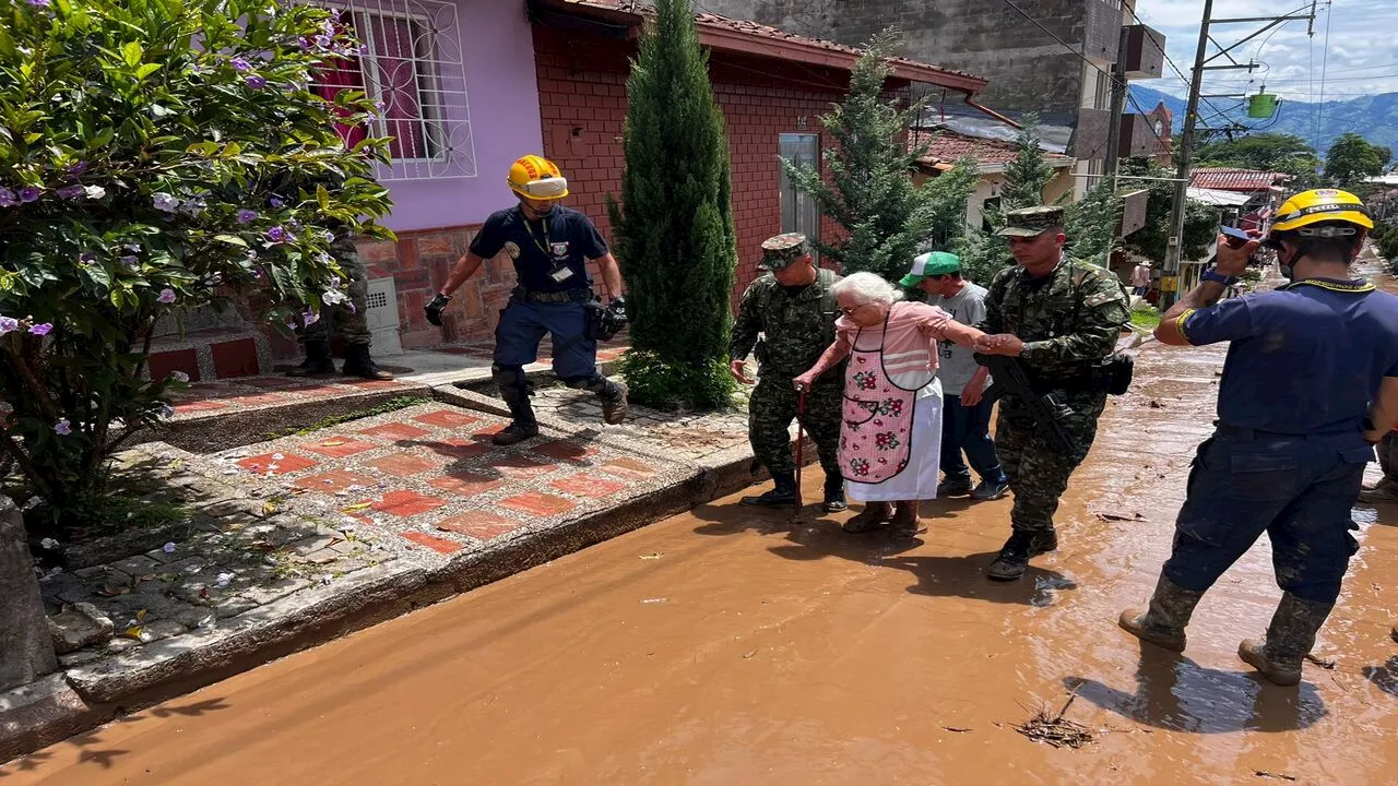 Soldados apoyan a los pobladores de Venecia, Antioquia, tras desastre por lluvias