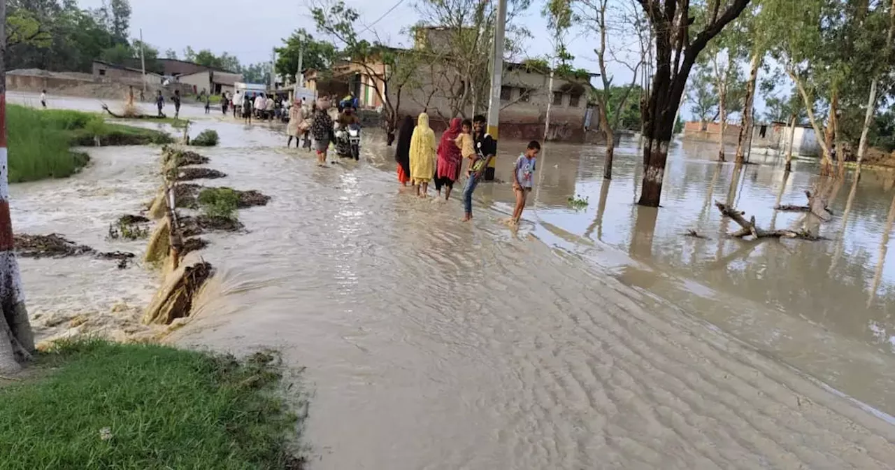 Bihar Flood 2024: यहां रोड पर बह रहा नदी का पानी, दक्षिण बिहार में 'सूखा' तो उत्तर बिहार में बाढ़