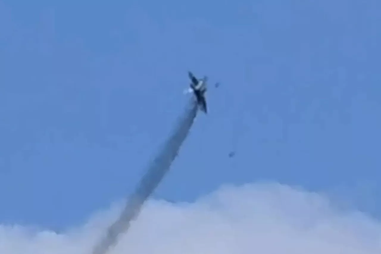 Video Shows Ukrainian Jet's 'Pop-Up' Maneuver to Drop Glide Bombs on Russia