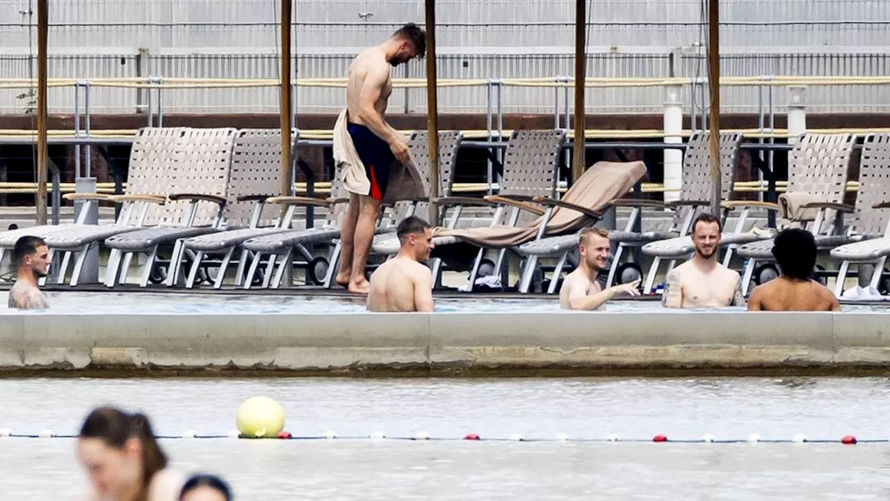 De dag van Oranje: luieren in het zwembad met familie, tijd voor mentaal welzijn