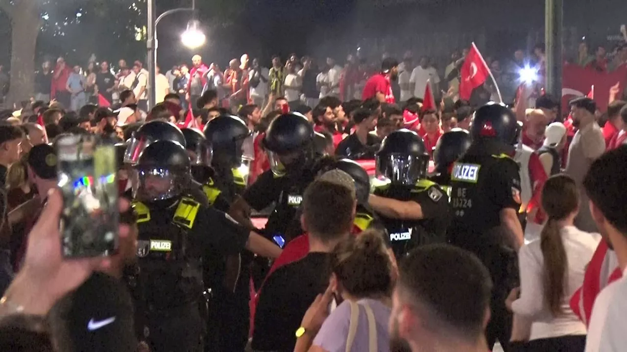 Berlin & Brandenburg: Türkische Fans in Berlin feiern Einzug ins Achtelfinale