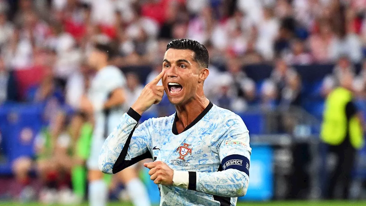 Fußball-EM: Fan springt mit ausgestrecktem Bein von Tribüne auf Ronaldo zu