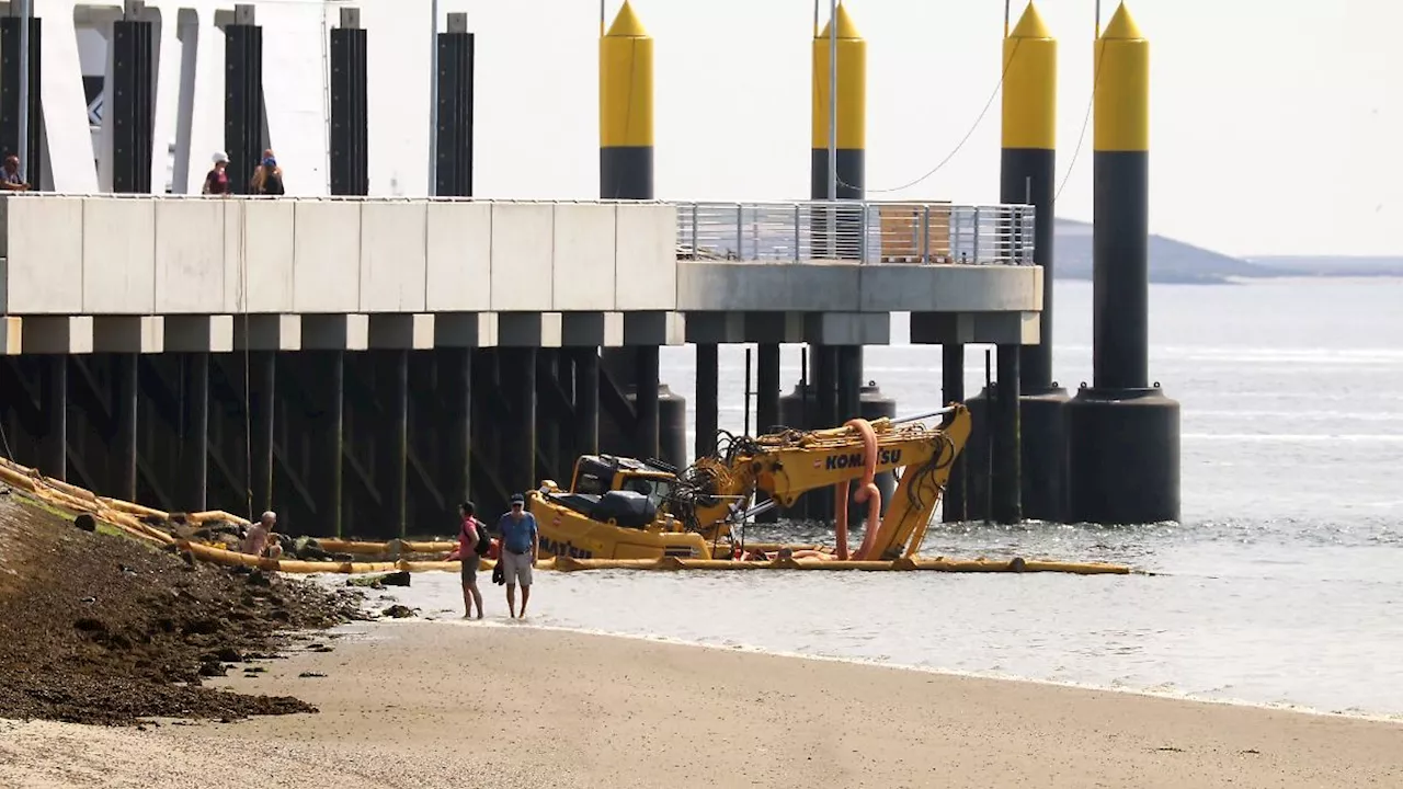 Niedersachsen & Bremen: Bagger steckt im Watt vor Norderney fest