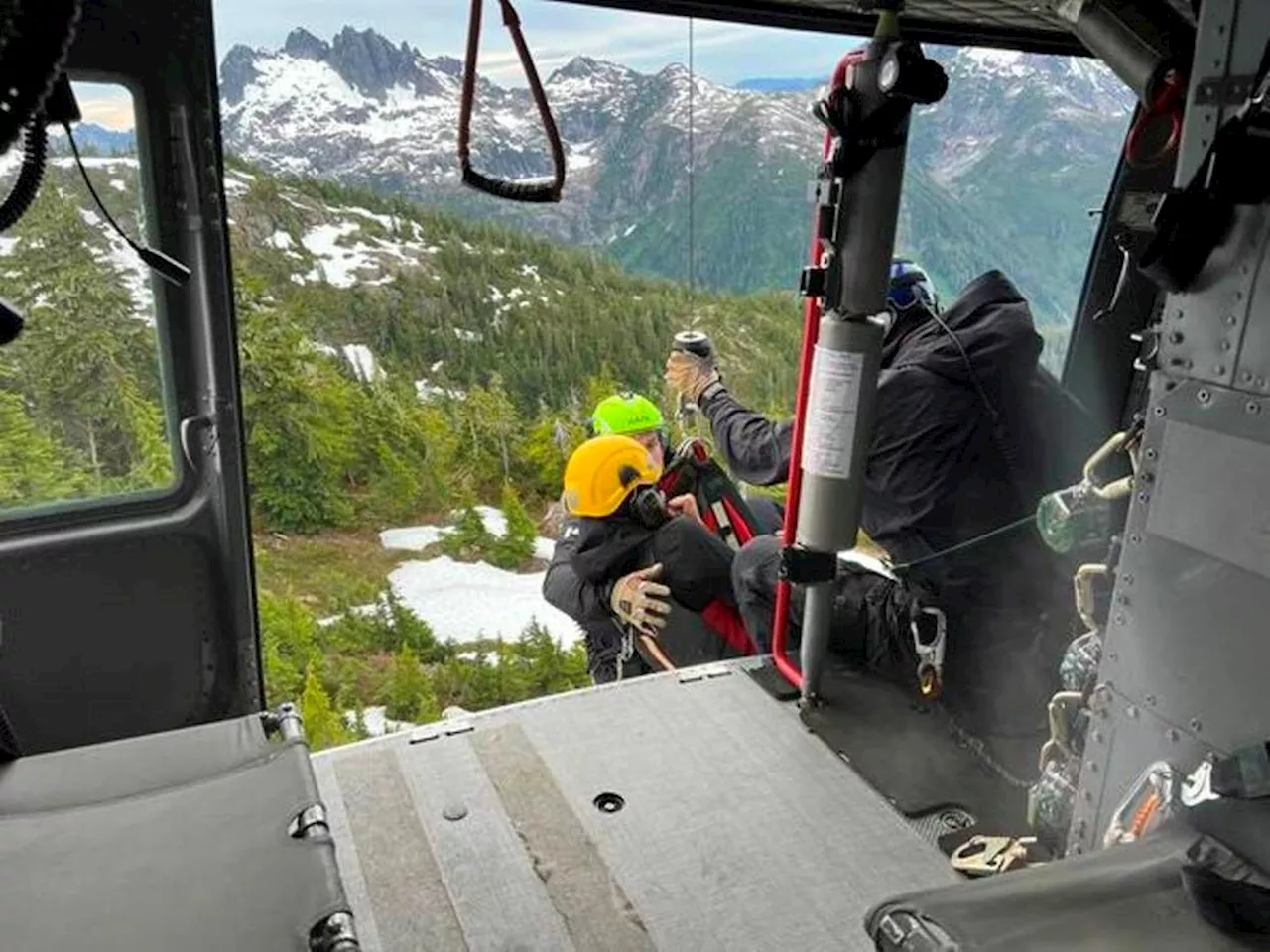 Alberni Valley rescuers save hikers stranded on 5040 mountain cliff