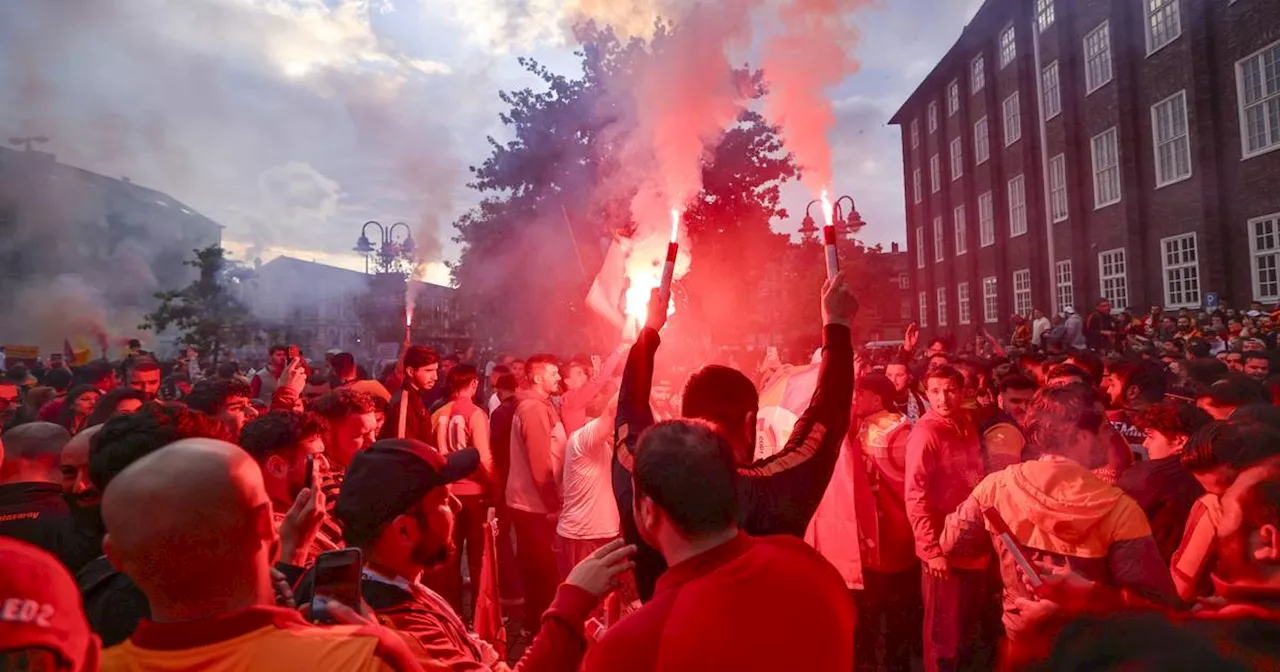 Fußball-EM 2024: Türksiche Fans bejubeln in Duisburg Sieg über Tschechien