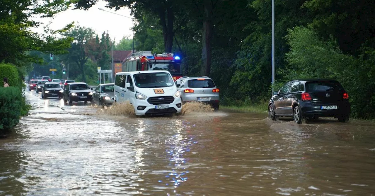 Heftige Unwetter in Teilen Deutschlands: Zugstrecke gesperrt