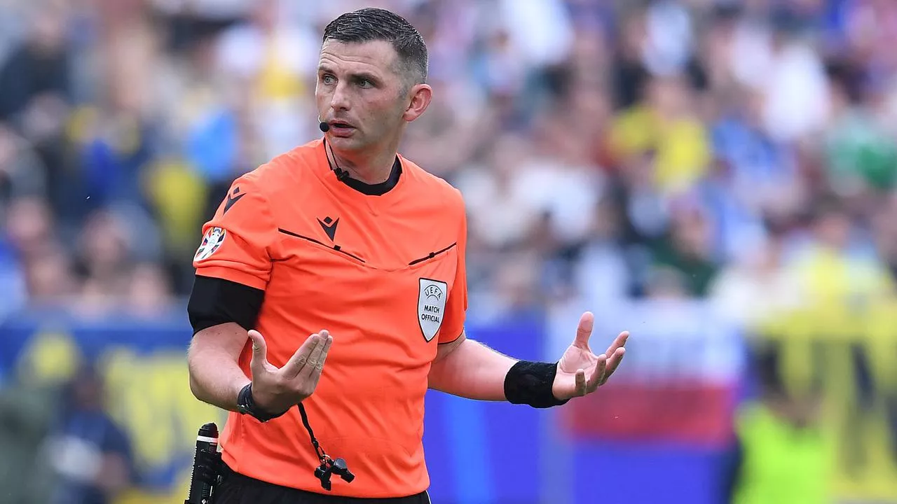 Englischer Schiedsrichter Michael Oliver pfeift Achtelfinale Deutschland gegen Dänemark