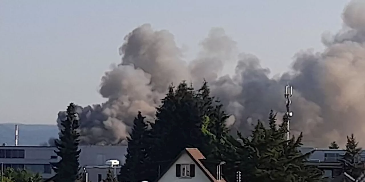 Grossbrand im Kanton Aargau : Industriegebäude in Lenzburg AG steht in Flammen