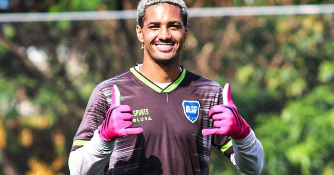 'Quanto mais riam de mim, mais trabalhava duro pelos meus objetivos”, diz goleiro profissional surdo