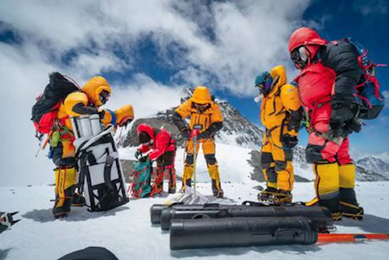 Everest, centinaia di cadaveri emergono dai ghiacci che si sciolgono