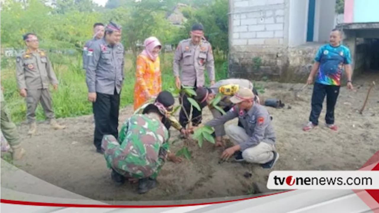 HUT Bhayangkara ke-78, Polsek Kalitidu Serahkan Bibit Jambu dan Kayu Putih ke Warga