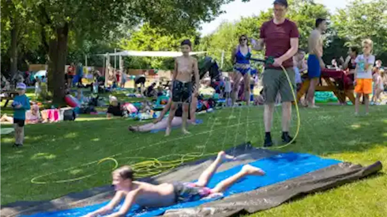 Rutschwettbewerb der Jugendhäuser im Weyher Freibad kommt gut an