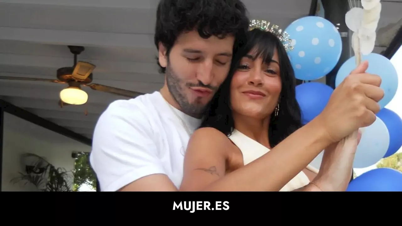 Aitana celebra su 25 cumpleaños con Sebastián Yatra y llevando vestido blanco drapeado de Zara con escote imposible