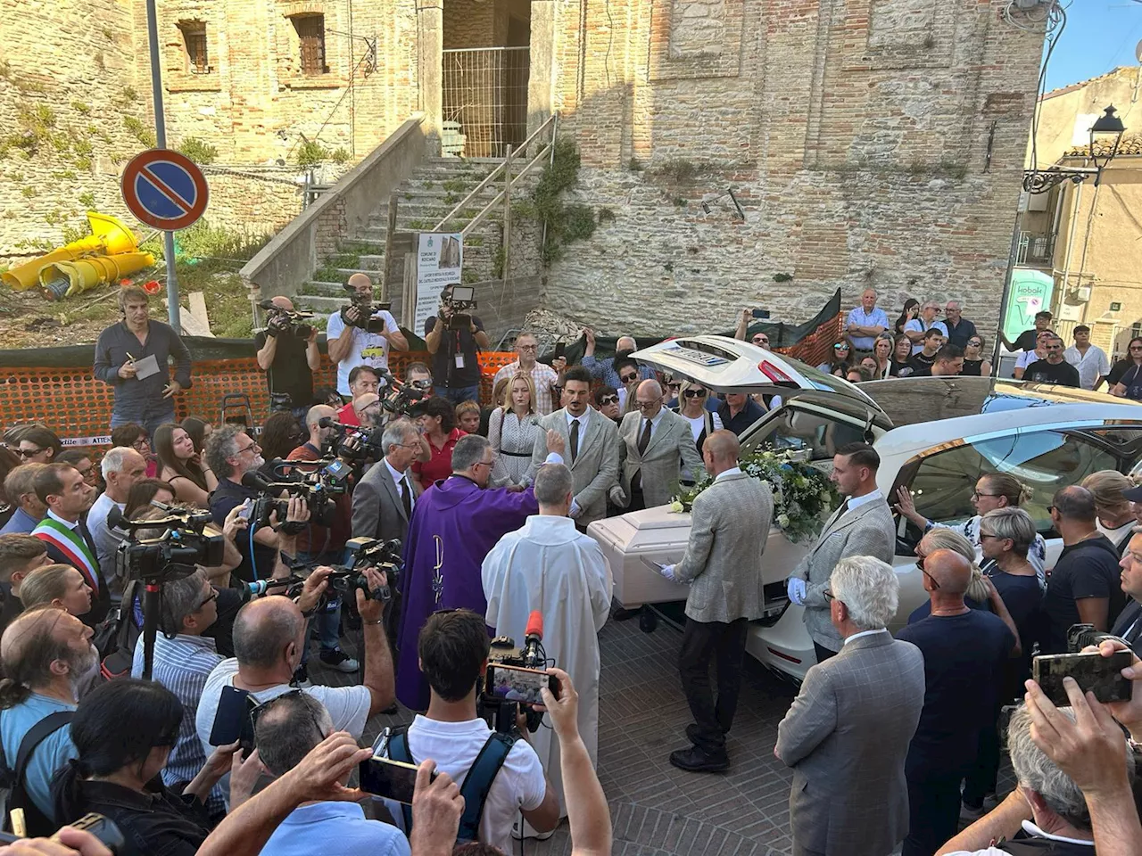 Omicidio Thomas Luciani, funerali a Pescara: folla e commozione per il 16enne ucciso