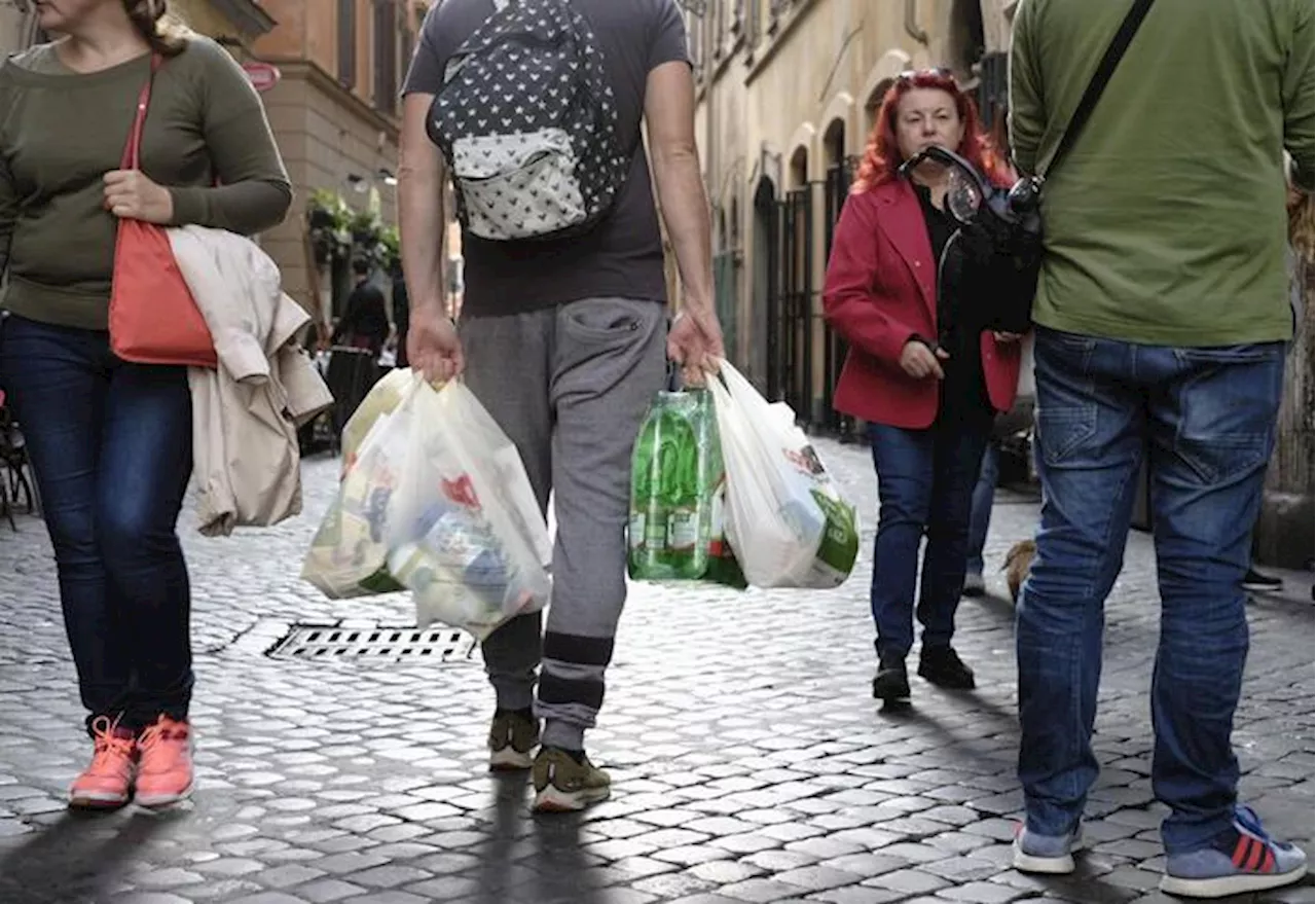 Dal 3 luglio scatta obbligo dei tappi attaccati sulle bottiglie