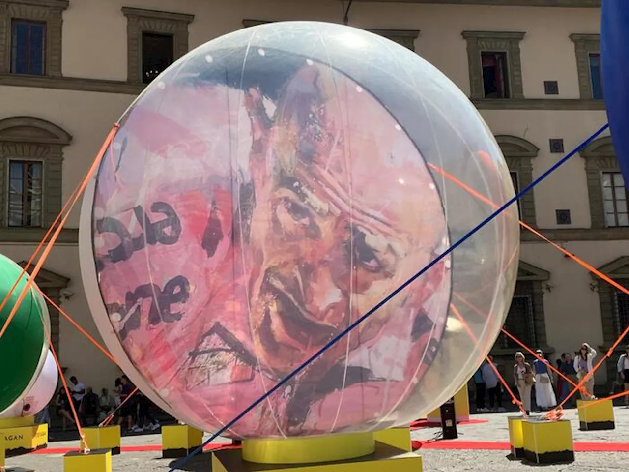 Tour, maxi-biglie con eroi ciclismo in piazza Duomo a Firenze