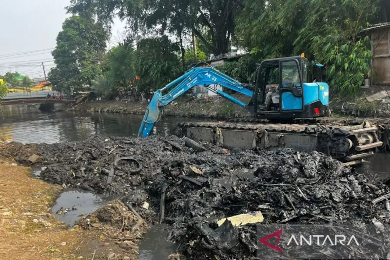 DKI kemarin, Kali Semongol dikeruk hingga larangan ikut judi daring