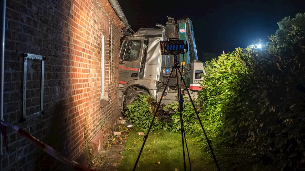 Stade: Bremsen versagen! Abschleppwagen kracht in Haus