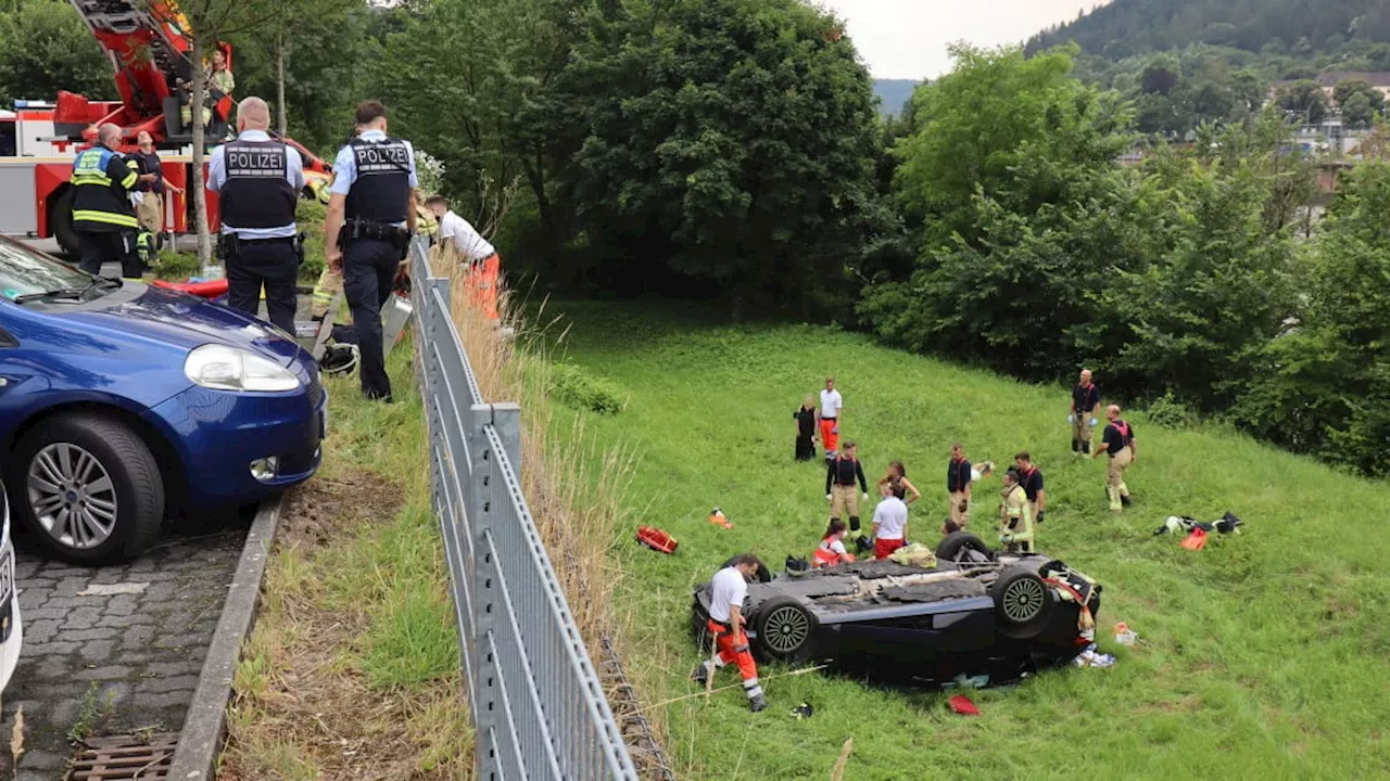 Supermarkt-Parkplatz in Heidelberg – Rentner fliegt mit Auto Abhang hinab