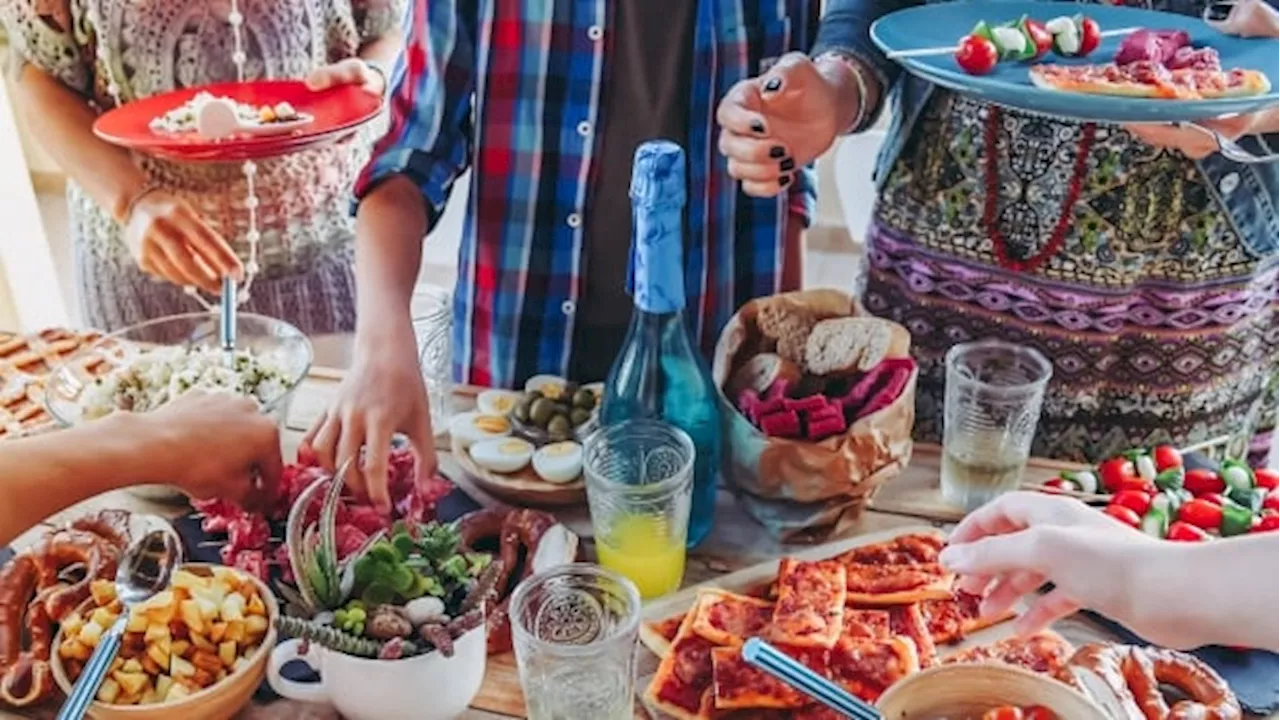 How to throw a summer party without plastic waste