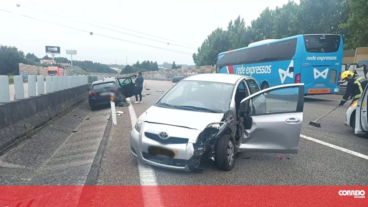 Colisão entre três carros provoca cinco feridos em Santa Maria da Feira