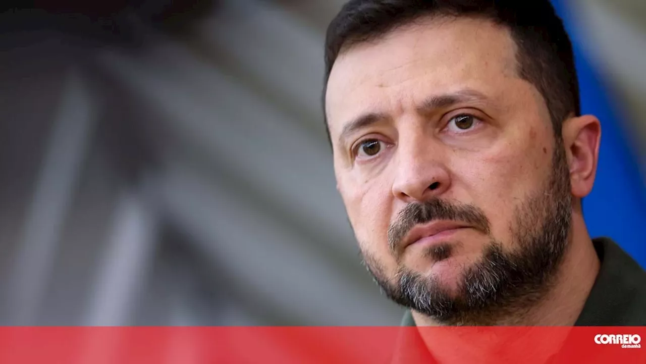 Zelensky assinala Constituição da Ucrânia e destaca papel das Forças Armadas