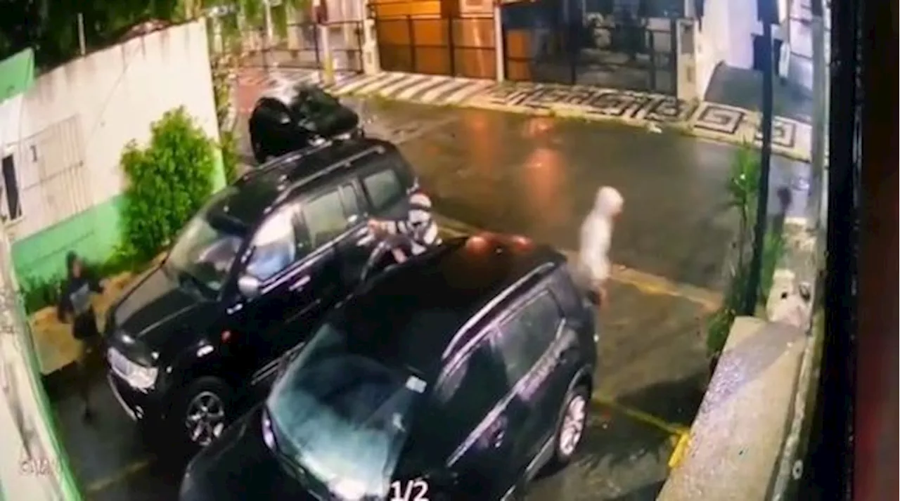 Bandidos atiram contra carro com idosa de 79 anos no litoral de SP; veja vídeo