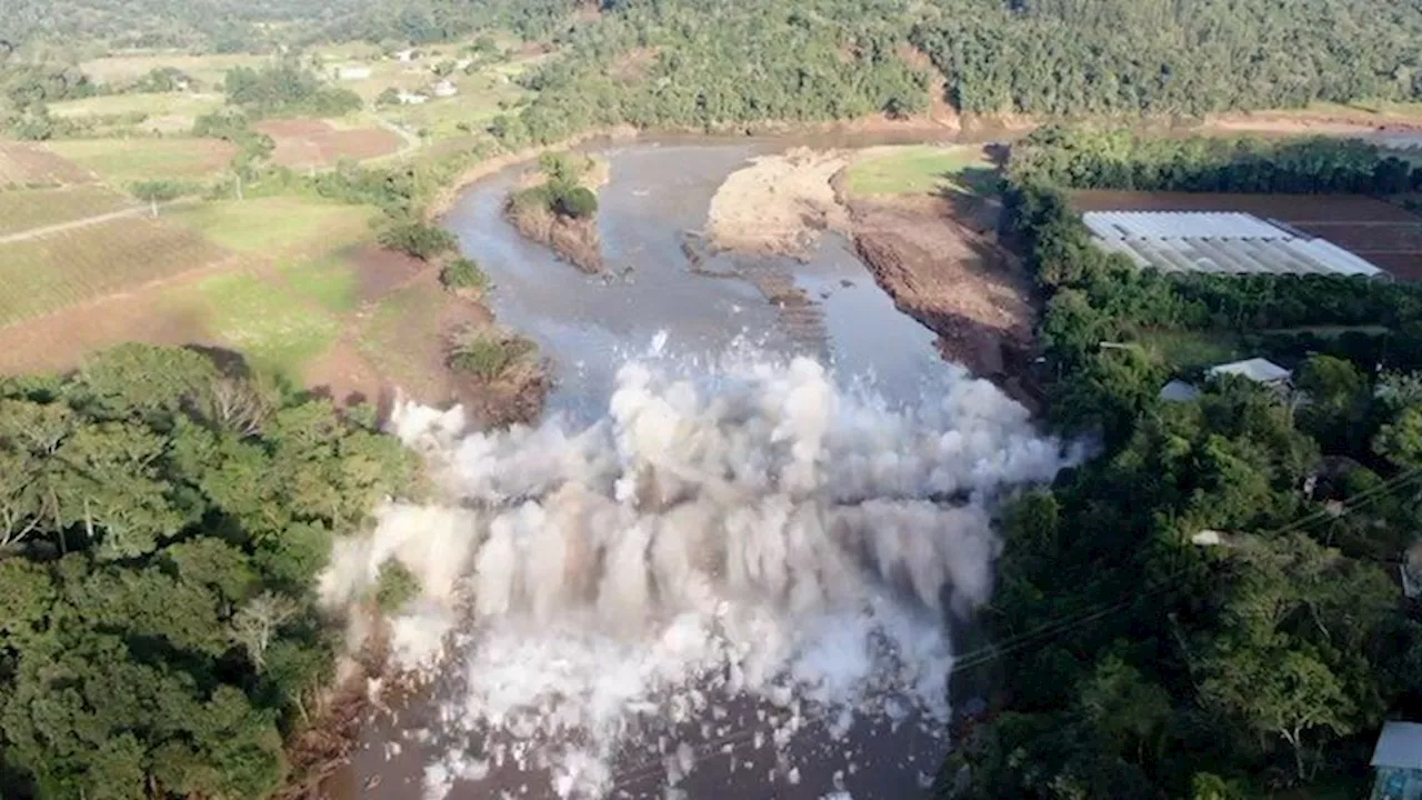 Ponte comprometida pela cheia do Rio Caí é implodida na Serra Gaúcha