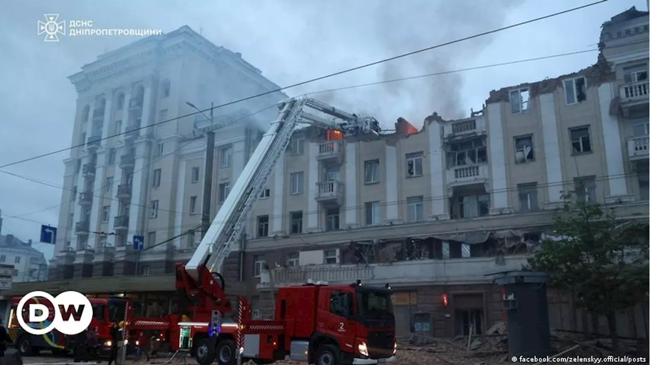 В Днепре российская ракета попала в девятиэтажный жилой дом