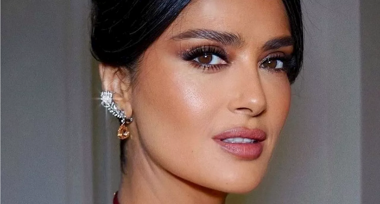 Salma Hayek muestra cómo llevar un top de crochet en clave elegante