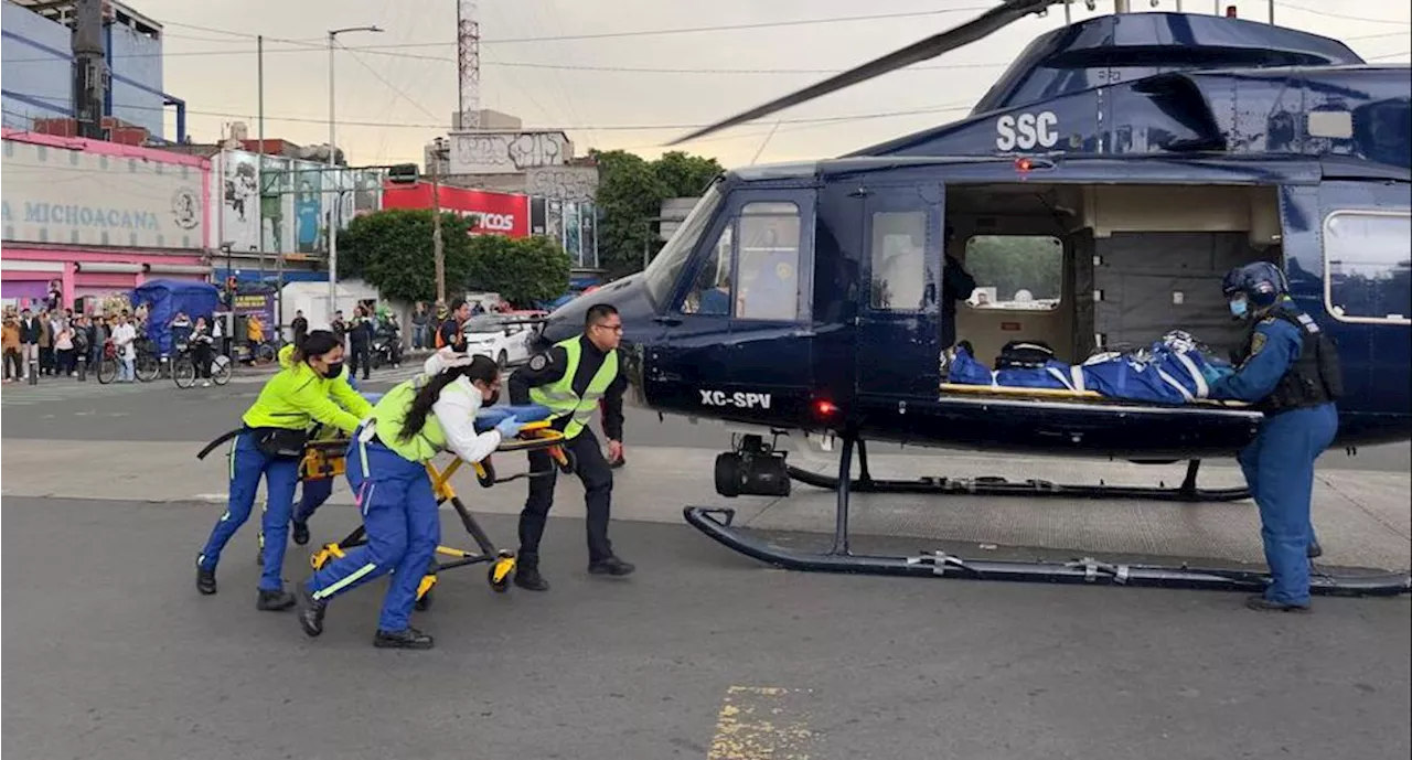 VIDEO Así paralizó el tránsito el traslado de hombre en ambulancia aérea; helicóptero aterriza en cruce con Circuito Interior