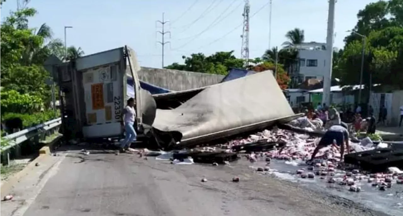 Vuelca tráiler con cerveza en Campeche; decenas de personas roban el producto