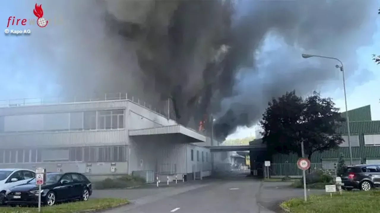 Schweiz: Großeinsatz wegen zwei nicht mit Wasser löschbaren Bränden in Kunststofffabrik in Lenzburg