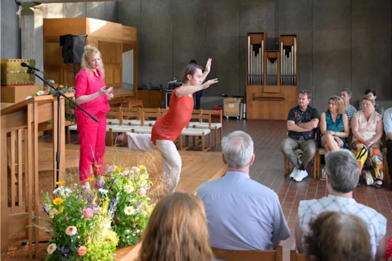 Choreograaf Sander Vloebergs ‘danst’ met bisschop Johan Bonny. “Wijsheid wringt zich in allerlei bochten”