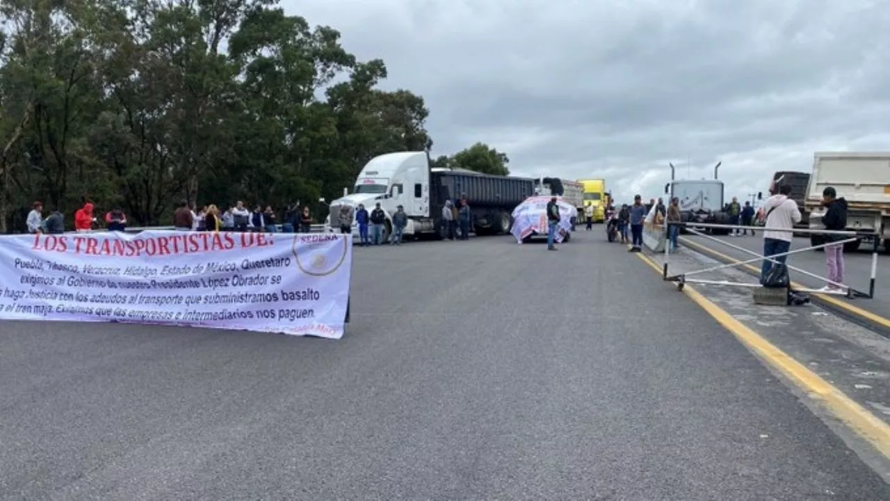 Transportistas bloquean la Puebla-Orizaba, a la altura de Amozoc