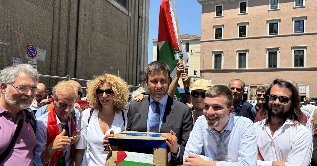 Il mesto ritorno di Dibba nel Palazzo: leader di un mini M5s vecchia maniera