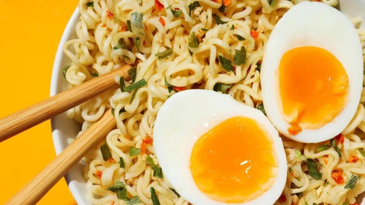 बच्चों के लिए घर पर झटपट बनाएं हेल्दी Egg Hakka Noodles, नोट कर लें ये आसान रेसिपी