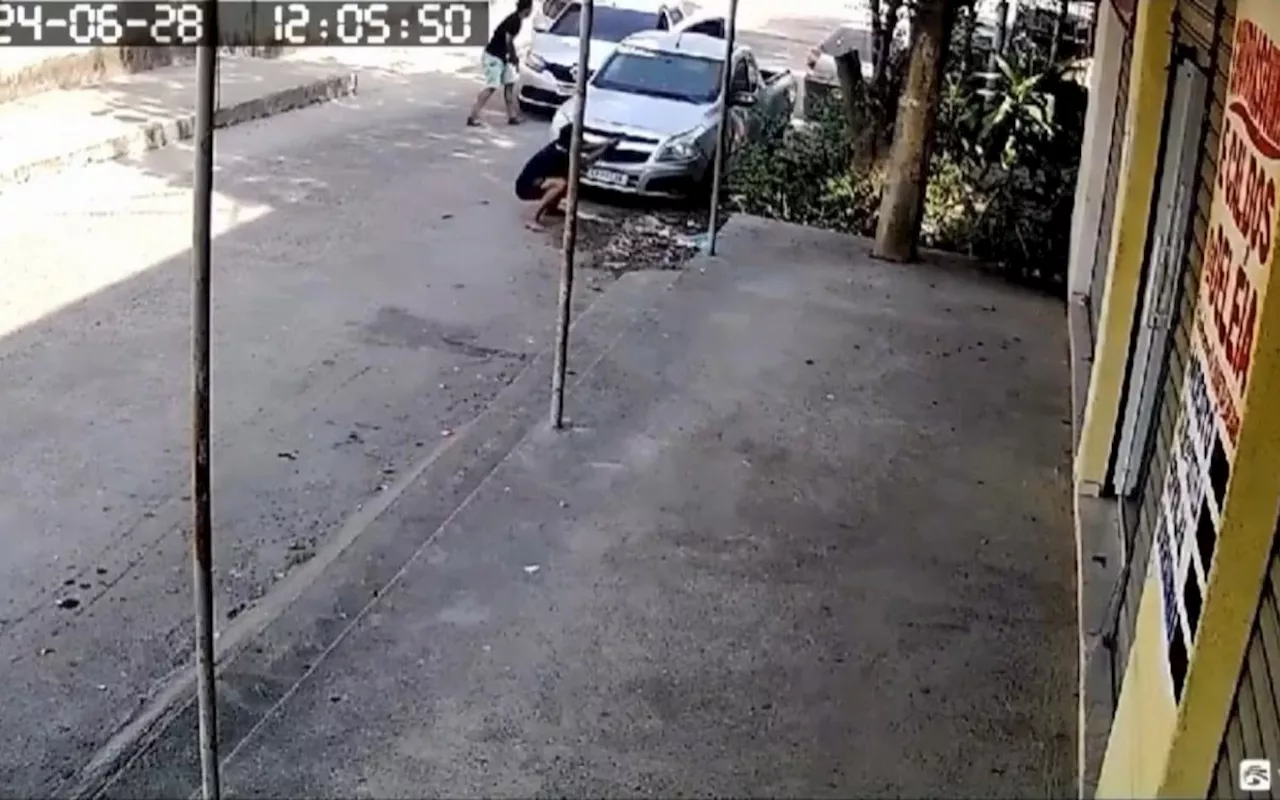 Vídeo: criminosos entram em confronto no meio da rua em Belford Roxo