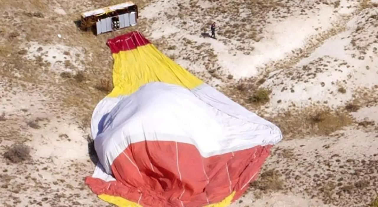 Mongolfiera piena di turisti si schianta a terra, l'incidente in Cappadocia: cosa è successo